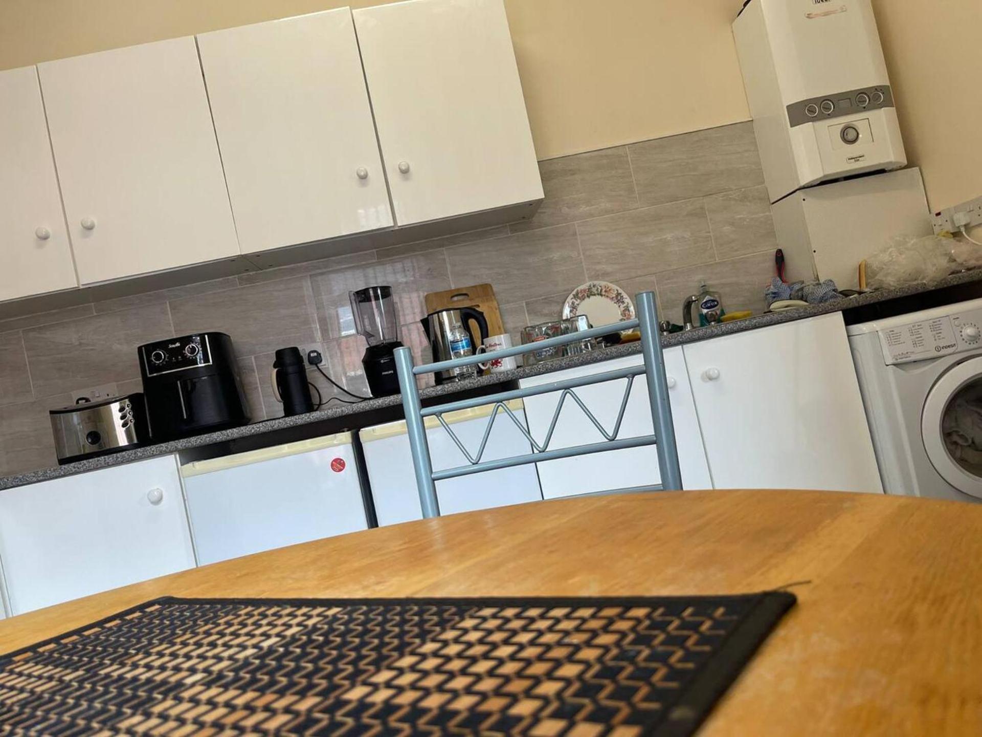 2-Bed Apartment - Sleeps 4 - Street Parking - Wifi Манчестер Экстерьер фото